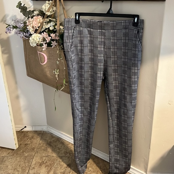 Houndstooth Plaid Dressy Leggings - Picture 2 of 5